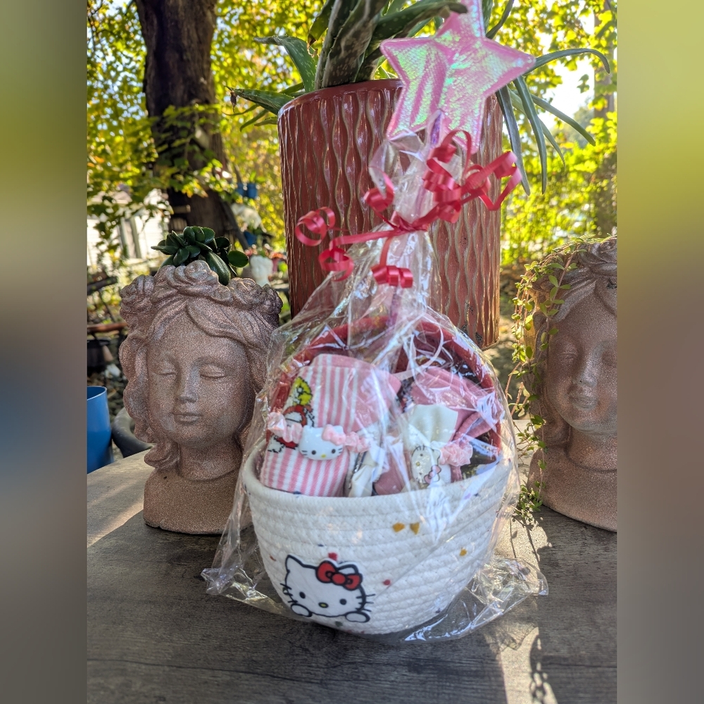 NWT 🩷 SANRIO GIFT BUNDLE 🩷 in 🎀 HELLO KITTY soft BASKET 🎀 SOCKS & HAIR CLIPS